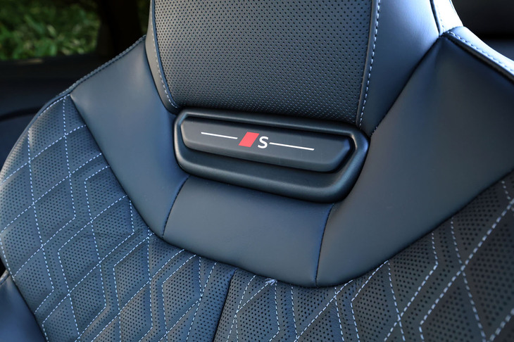 【アウディS5アバント】
	ボディーサイズ：全長×全幅×全高＝4835×1860×1450mm／ホイールベース：2895mm／車重：1990kg／駆動方式：4WD／エンジン：3リッターV6 DOHC 24バルブ ターボ／トランスミッション：7段AT／最高出力：367PS（270kW）/5500-6300rpm／最大トルク：550N・m（56.1kgf・m）/1700-4000rpm／タイヤ：（前）HL245/35R20 98Y XL／（後）HL245/35R20 98Y XL（ブリヂストン・ポテンザ スポーツ）／燃費：13.3km/リッター（WLTCモード）／価格：1060万円
	
	【取材時の燃費データ】
	テスト距離：414.0km（市街地1：高速道路7：山岳路2）／使用燃料：37.63リッター（ハイオクガソリン）／参考燃費：11.0km/リッター（満タン法）／10.8km/リッター（車載燃費計計測値）