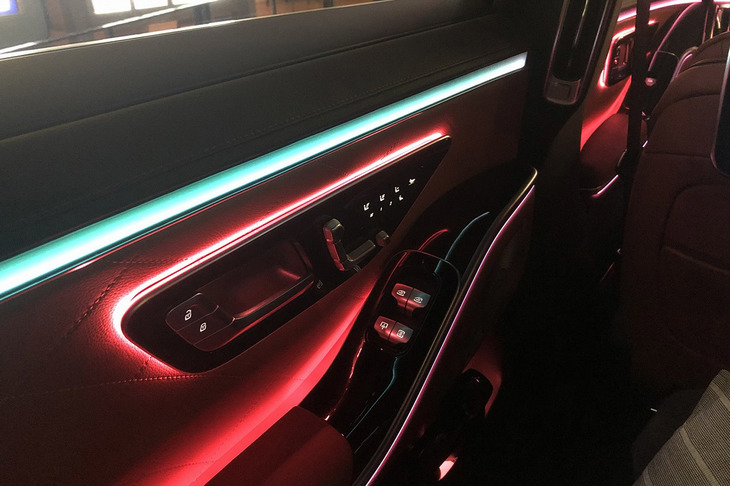 実に263個（ロングボディー車）ものLEDを用いたアンビエントライトが標準装備される「Sクラス」。照明としてはもちろん、光が流れるような演出や色を連続変化させたりすることもできる。設定や操作は「MBUX」で行えるようになっている。
