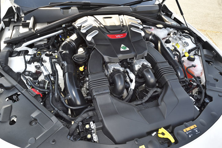 510psと600Nmを生み出す2.9リッターV6ツインターボエンジン。バンク角は90度、気筒休止システムが備わる。