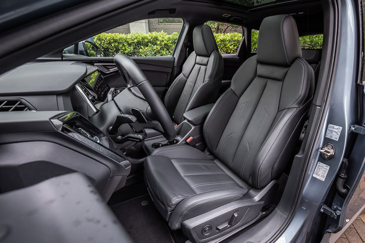 「Sラインインテリア」が選択された欧州仕様となる試乗車両のシートは、「ブラックレザー／アーティフィシャルレザー」のコンビネーション表皮で仕立てられていた。