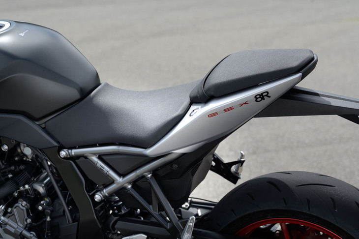 シート高は810mm。スリムな車体、スリムなシートレールとも相まって、フルカウルのスポーツモデルとしては足つき性は良好だ。