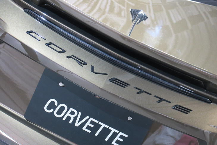 シボレー・コルベット2LT（スティングレイのバッジと「CORVETTE」のロゴ）