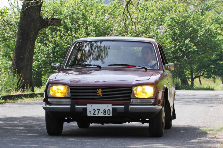 1980年「プジョー504D」。プジョーのアイデンティティーともいえるツリ目のヘッドライトを採用した最初のモデル。正規輸入車の多くがディーゼルエンジン仕様だった。