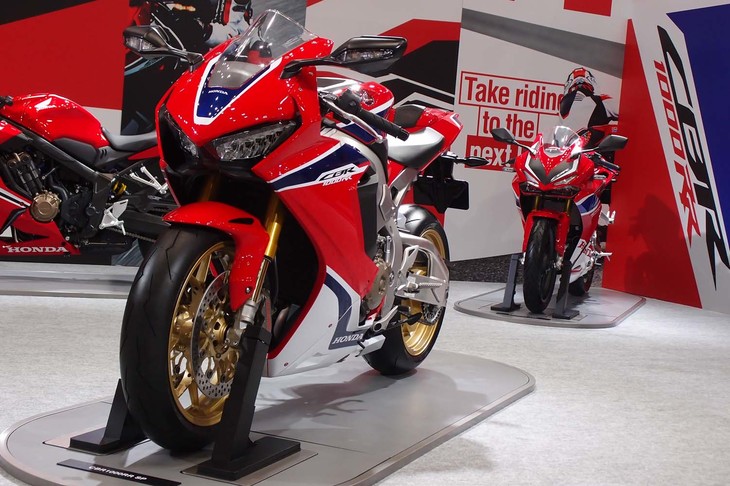 「ホンダCB1000RR SP」（写真手前）と「CBR250RR」（同奥）。