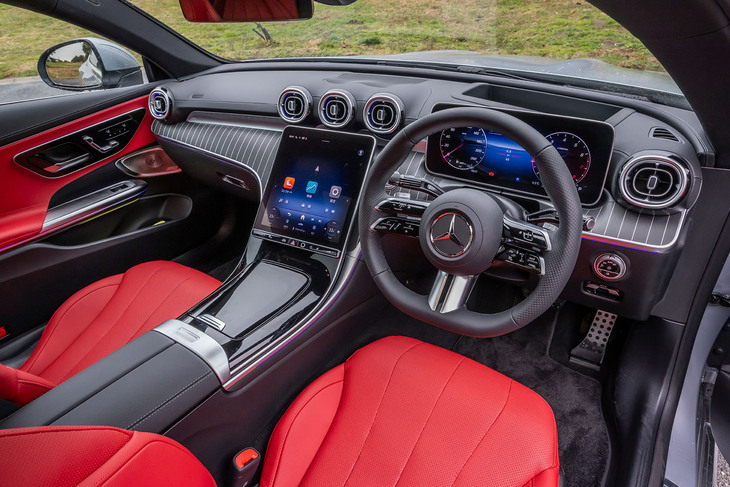 最新の「Cクラス」に準じたインテリア。インストゥルメントパネルには12.3インチのドライバーインフォメーションディスプレイと、11.9インチの縦型センターディスプレイを配置する。