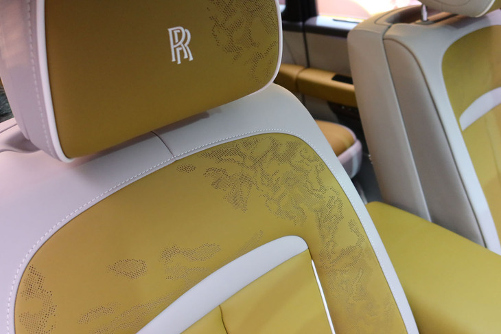 ロールス・ロイス・カリナン シリーズII（フロントシートに施されたアートワーク）