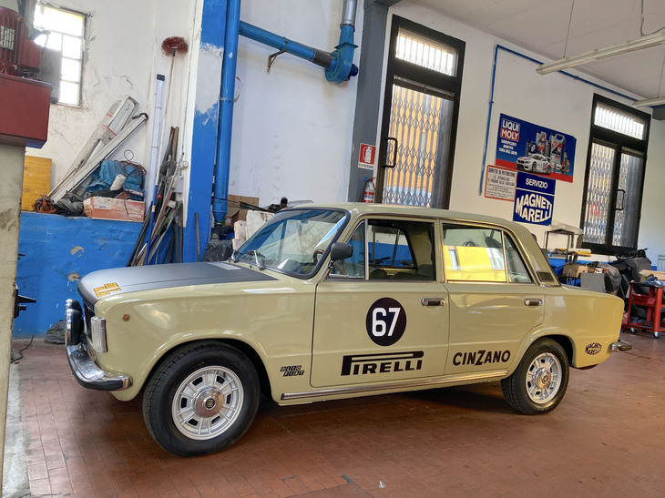 ツヤ消し塗装のフロントフードは、当時のラリー車両の定石である。