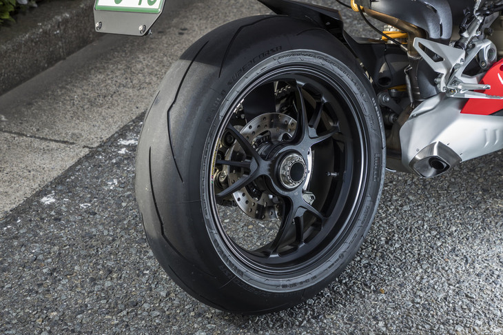 タイヤサイズは、前が120/70ZR17、後ろが200/60ZR17。サーキットでのパフォーマンスを重視したハイグリップタイヤ「ピレリ・ディアブロ スーパーコルサSP」が装着される。