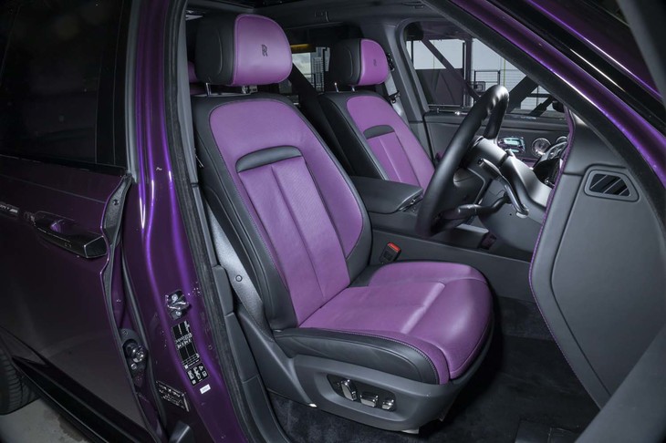 テスト車のインテリアは外装と同じパープルとブラックのカラーリングがチョイスされていた。顧客はビスポークプログラムによって“ありとあらゆる”選択肢の中から好みの仕様を選ぶことができる。