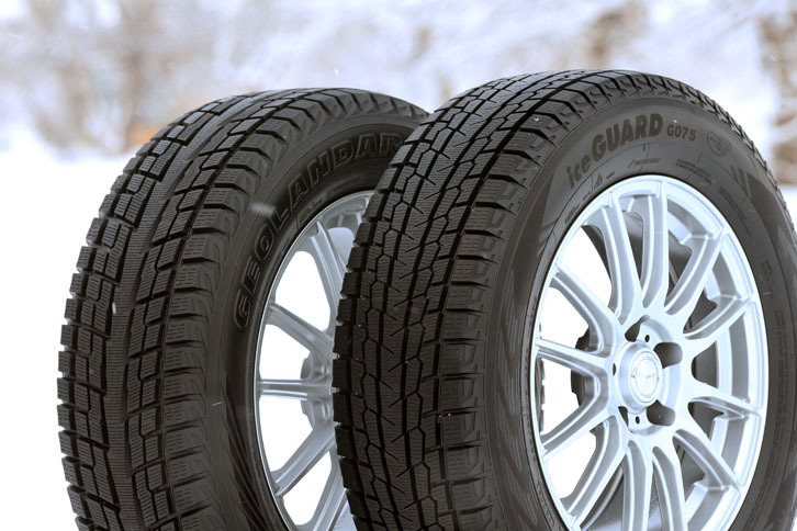 新トレッドパターンと“スーパー吸水ゴム”の採用により、「アイスガードSUV G075」（右）は従来製品「ジオランダーI/T-S」（左）より氷上の制動性能が23％向上した（＝23％短く止まる）とのことだ。
