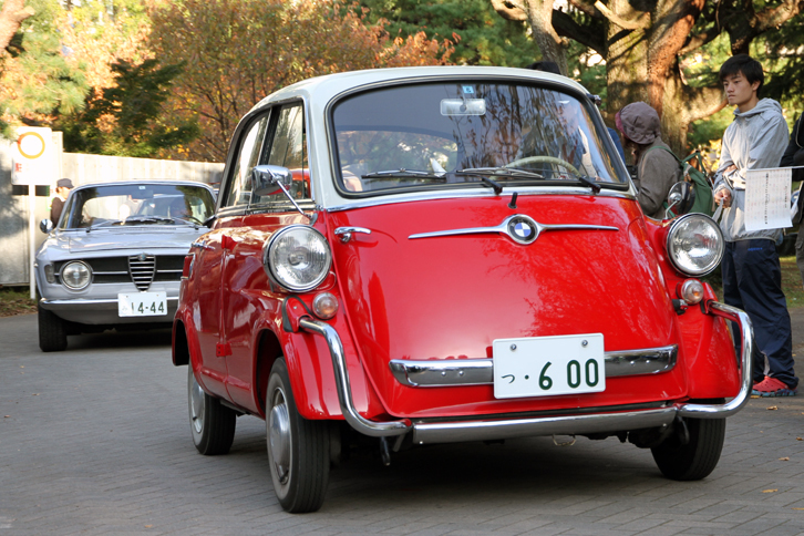 どこに行っても人気者の「BMW 600」。BMWがライセンス生産していたバブルカー「イセッタ」から発展したモデル。