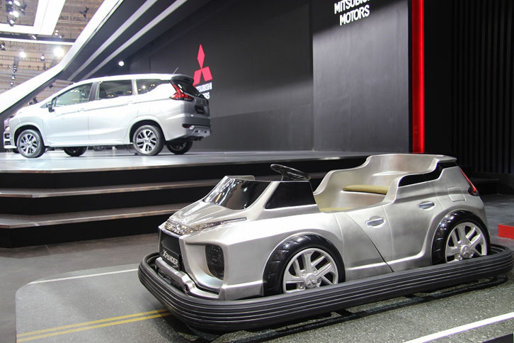 三菱ブースのステージ脇には新型車「エクスパンダー」の子供用も。こういう遊び心はいいですよね。ワンオフだと思いますが、ベースの車種はなんでしょうか？