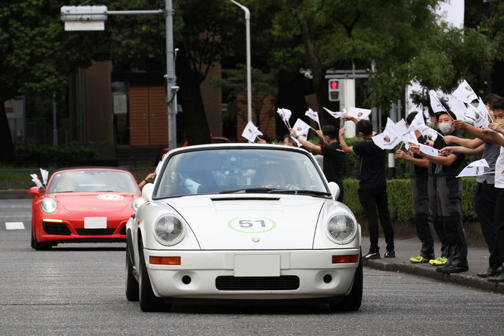 フロントまわりが少々モディファイされた1983年「911 SC」（写真手前）と2011年「911タルガ」。