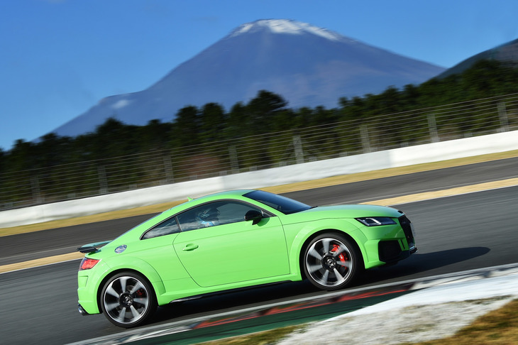 試乗会は富士スピードウェイのレーシングコース、国際格式のレースも行われるサーキットで実施された。