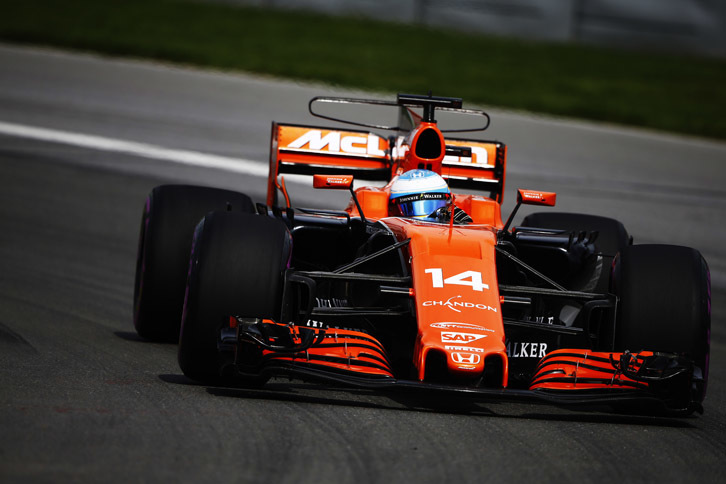 モナコGPを欠場しインディ500に打って出たフェルナンド・アロンソ（写真）。初出場・初オーバルながら勝利を狙えるポジションにいたが、残り21周でホンダエンジンが壊れ惜しくもリタイアとなった。インディで「勝てるポテンシャル」を示した元チャンピオンは、いまだ入賞すらままならないマクラーレンのF1マシンに戻り奮闘を再開。最初のフリー走行で油圧系のトラブルに見舞われるも、予選では劣勢のホンダのパワーユニットを補って余りある走りで12番手タイムを記録。レース開始早々にポイント圏内に入り、以後タイヤ交換を43周まで引き伸ばすなどし今季初得点を目指したが、ゴール目前でエンジンが音を上げた。アロンソは16位完走扱い、ストフェル・バンドールンは14位。（Photo=McLaren）