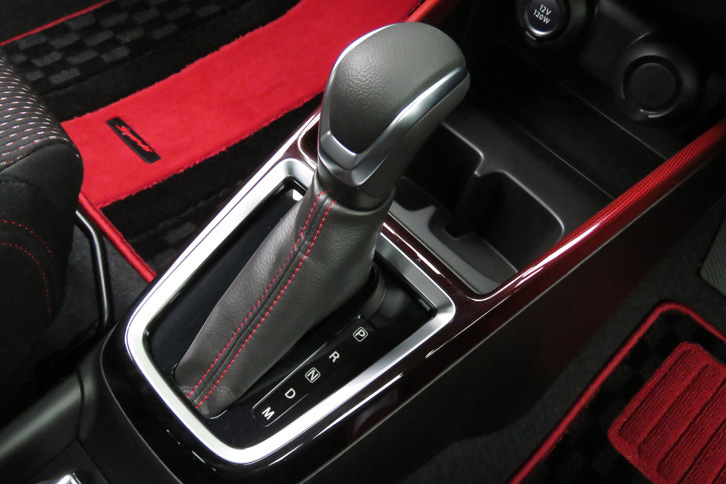 スズキ・スイフトスポーツ（AT車のシフトセレクター）