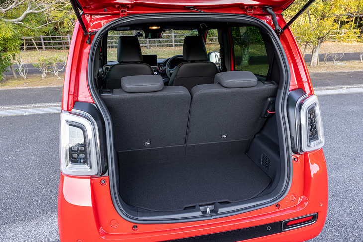 後席肩口のレバーを操作し、ワンアクションで背もたれを前方に倒すことができる。荷室の幅は約890mmで、床下収納も備わる。「プレミアム」「プレミアム ツアラー」「RS」の3グレードでは、非点灯時のテールランプにクリアとスモークのコンビカラーが採用される。