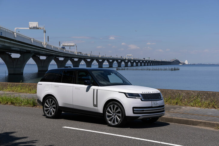2021年10月に世界初公開、2022年1月に日本に導入された5代目「レンジローバー」。従来型よりサイズアップしたボディーが目を引くが、さらに全長が20cmも長いロングホイールベース（LWB）も用意される。