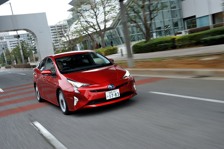 新型「プリウス」の燃費性能は、「E」が40.8km/リッター、その他のグレードのFF車が37.2km/リッター、4WD車が34.0km/リッターとなる（いずれもJC08モード）。