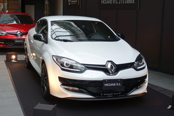 ベールを脱いだ「メガーヌR.S. 273トロフィーS」。