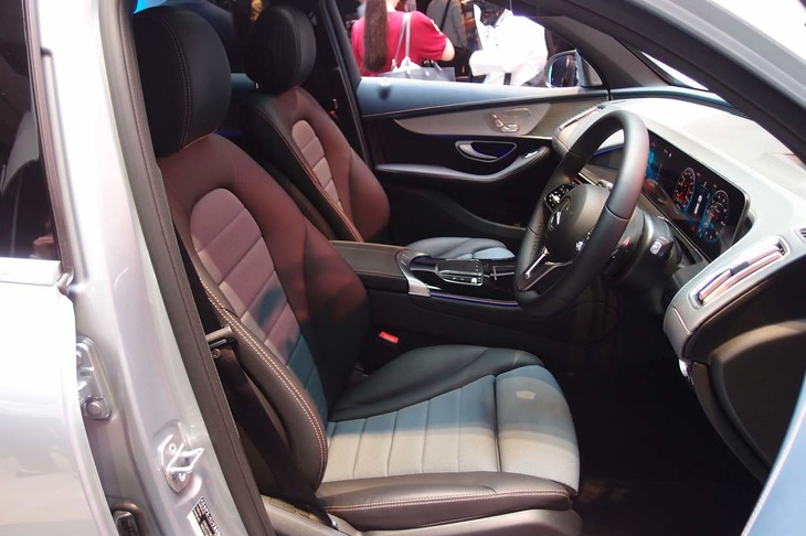 スポーティーな走りも想定したシートには、大きなサイドサポートが与えられる。