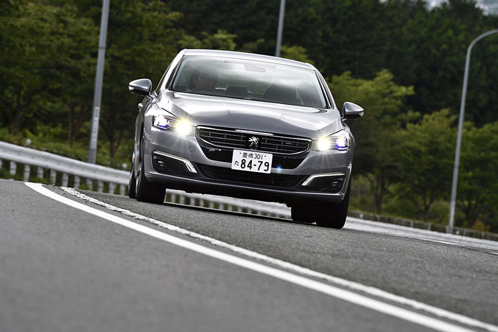 ヘッドライトはフルLED仕様。ハイビームとロービームを状況に応じて自動で切り替える「インテリジェントハイビーム」機能が備わる。