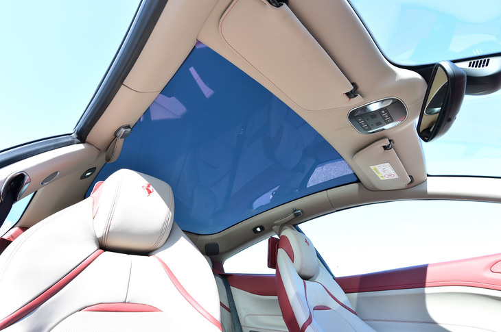 オプションのパノラミックガラスルーフ。開放的な室内空間を演出する。