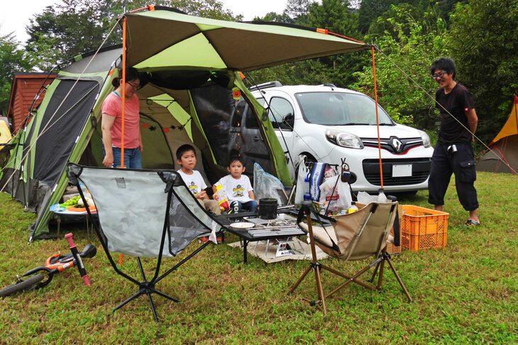 千葉から来たという鳥之海さんファミリーは、BBQではんごう炊飯にも挑戦する気合いの入りよう。2代目「ルノー・カングー」を13年にわたり2台乗り継いでいる、筋金入りのカングーオーナーだ。