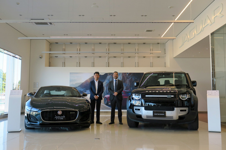ジャガー・ランドローバーの最新モデルとともに記念撮影。