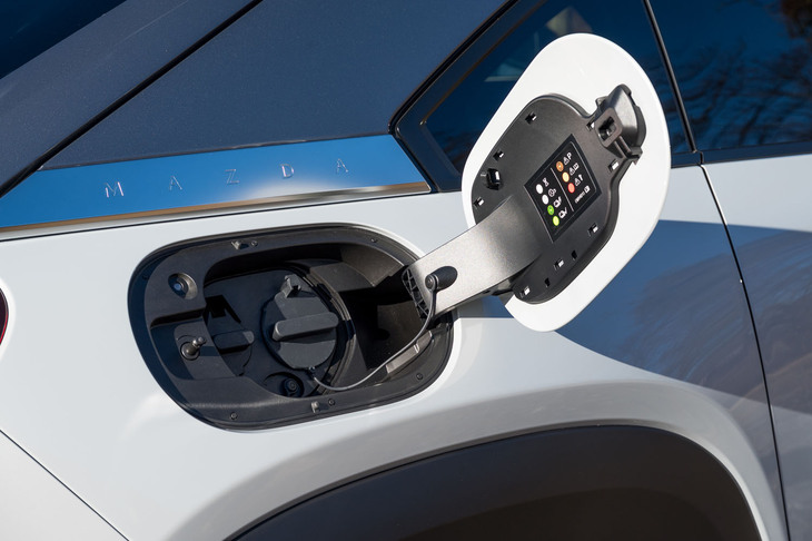 充電ポートは右のリアフェンダーに備わっている。普通充電だけでなく急速充電にも対応する。