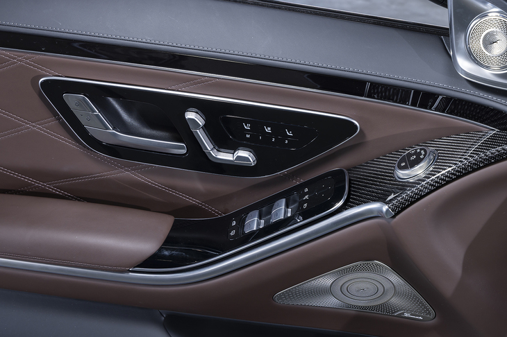 立体感のあるドアパネルにもきれいにナッパレザーが張られる。ダイヤモンドステッチも見事だ。