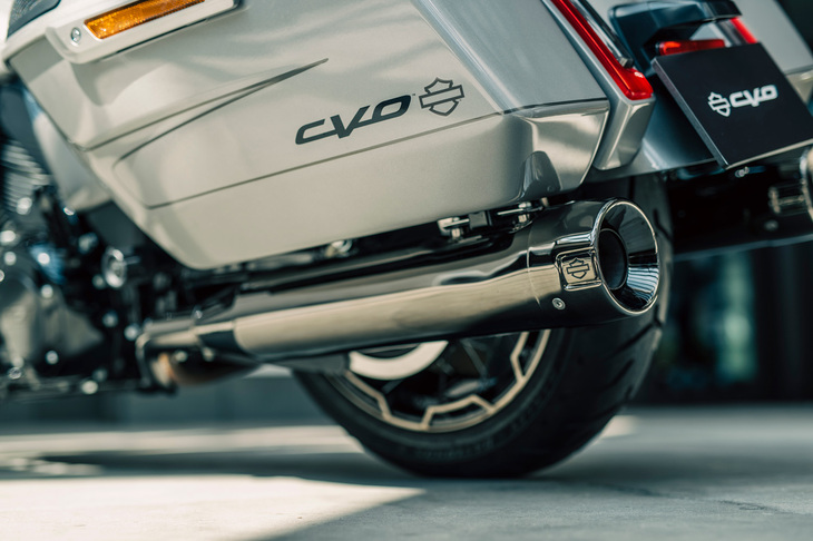 両モデルに装備されるハイフローエキゾーストシステムも、エンジンのパフォーマンスアップに寄与。ジェントルだが鼓動感のある、心地よいサウンドも魅力だ。