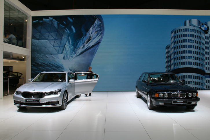 自動車メーカーのブース展示は、なぜか周期的に“ヘリテイジもの”のブームがある。今年のジュネーブはまさに、そんなムードが全開だ。これはBMW。今回、新型車「740Le xDrive」（写真左）とともに並べたのは、2代目「750iL」（同右）。あの頃は、従来モデルより幅広のキドニーグリルにシビれたものだった。