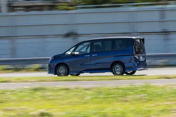 AUTECH専用のこのボディーカラーは「カスピアンブルー×ダイヤモンドブラック」のツートン。実は青だけでなく白や黒、赤なども選べる。