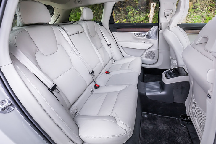 ロングホイールベースを生かしたゆとりある後席スペースも「V90」の自慢。リアのレッグルーム長は911mm、座面から天井までは966mmの高さが確保されている（数値は欧州発表値）。