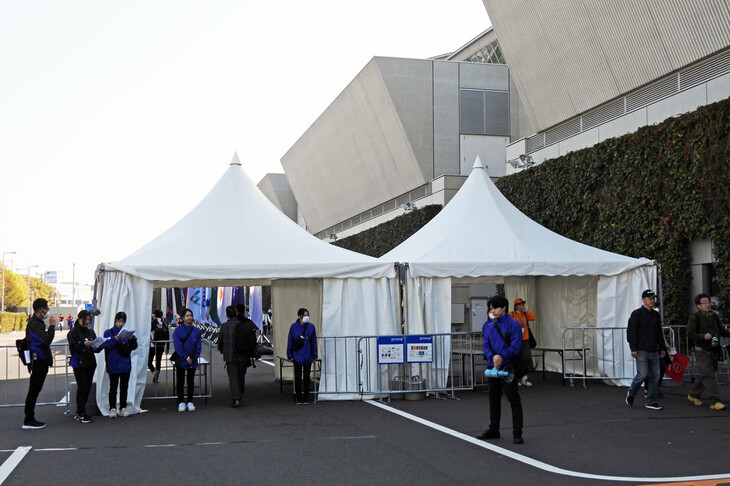 東展示場を抜け、いよいよ観戦エリアへ。