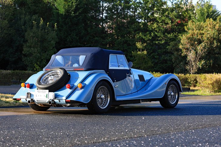 ソフトトップには、開く際にじゃばら状に折りたたむアコーディオンタイプの「イージーアップモヘアフード」を採用。過去のモデルに装備されていた、簡易な脱着式PVCトップより大幅に質感が向上しており、また開閉の作業も容易になった。