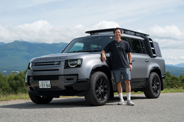 永田選手と、トランスポーターとして彼の活動を支える「ディフェンダー130」。2列シートの5人乗り仕様「アウトバウンド」だ。