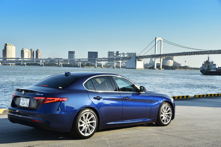 「スーパー」ではウィンドウモールディングがクロームに。タイヤサイズは前が225/45R18、後ろが255/40R18と異サイズになる。