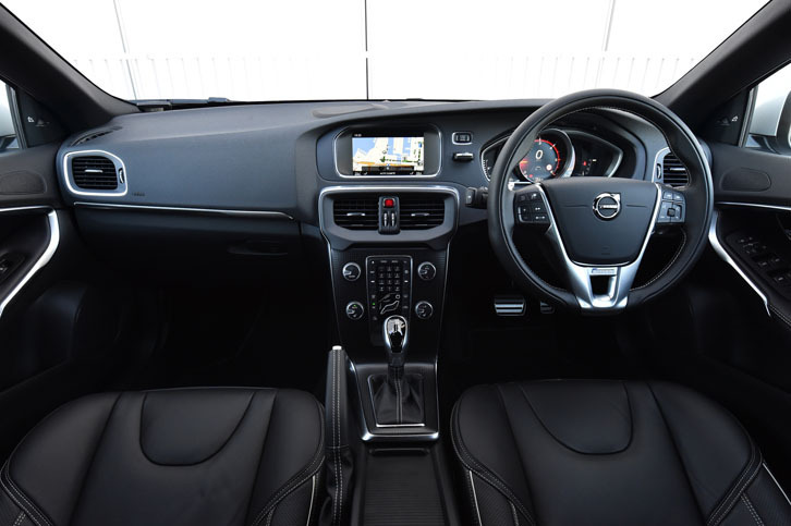 インテリアの様子。本革巻きのステアリングホイールやパーキングブレーキレバー、イルミネーテッドシフトノブが備わる。