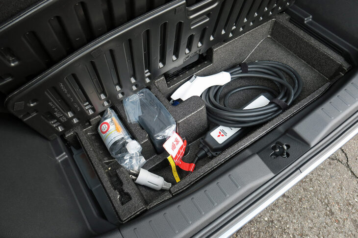 三菱eKクロスEV P（荷室床下収納）