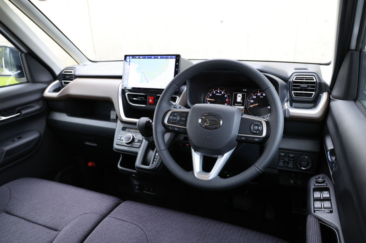 オーディオや操作系を低い位置に配置し、広い前方視界を確保したインストゥルメントパネル。奇をてらうことのないデザインで、シンプルでわかりやすい操作系が特徴だ。「RS」グレードには、シルバーステッチやシルバー加飾、メッキ加飾などが採用される。