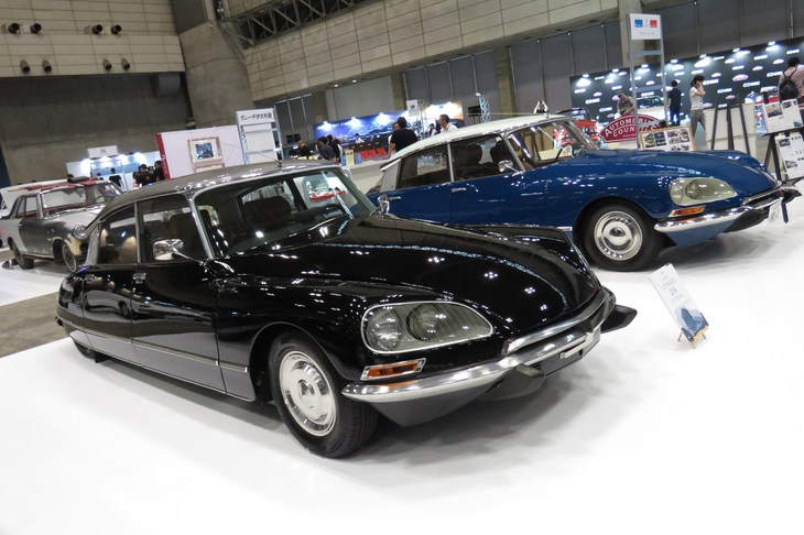 1971年（手前）と1968年（奥）の、2台の「シトロエンDS21パラス」。