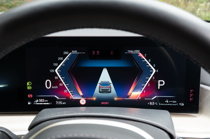 メーターパネル用のスクリーンは12.3インチ。これは「スポーツ」モードの状態で、レッドのアクセントが表示されている。