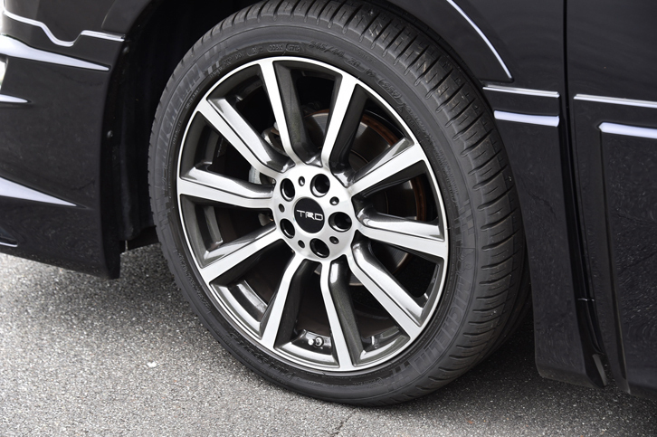 「TRD TF6」と名付けられたアルミホイール。テスト車は、ミシュランの「パイロットスポーツ3」タイヤが組み合わされていた。