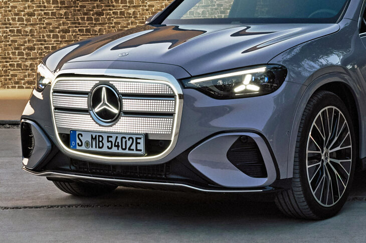 ほった「グリル単体もそうですけど、なんだか顔まわりだけ妙にビジーじゃありません？　ボンネットのウネウネとか……」