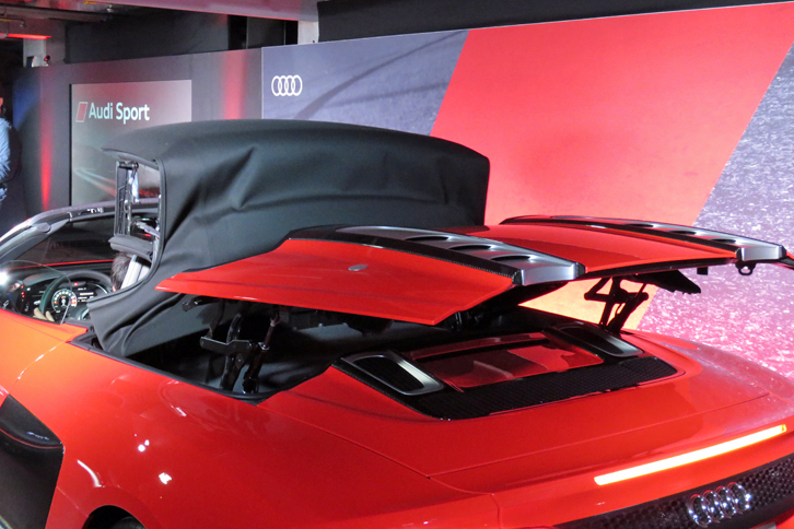 ルーフの開閉動作は、オープン／クローズともに約20秒で行われる。50km/hであれば、走行中でも操作可能。