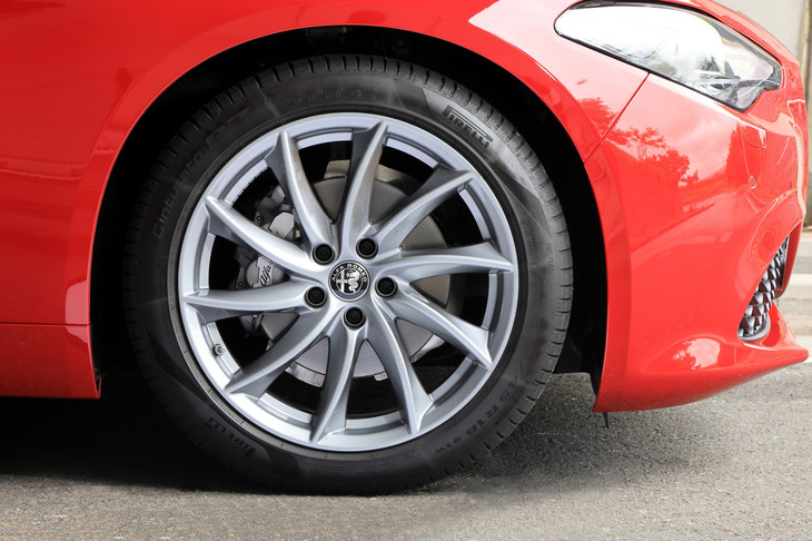 タイヤサイズは、前が225/45R18、後ろが255/40R18 。試乗車には「ピレリ・チントゥラートP7C2」が装着されていた。