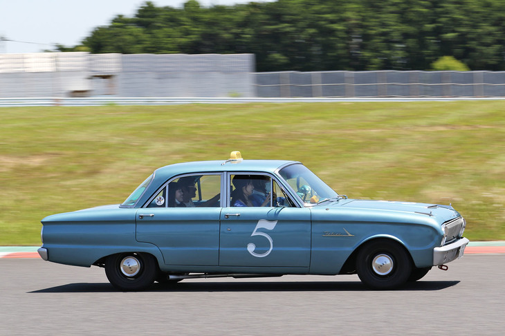 RACメモリアルランと題されたパレード走行で、グリッドレディー御用達のサーキットタクシーを務めた1962年「フォード・ファルコン」。ルーフにはちゃんと行灯（あんどん）も載せている。