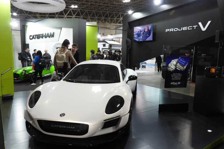 「東京オートサロン2025」の会場より、ケータハムのブースの様子。